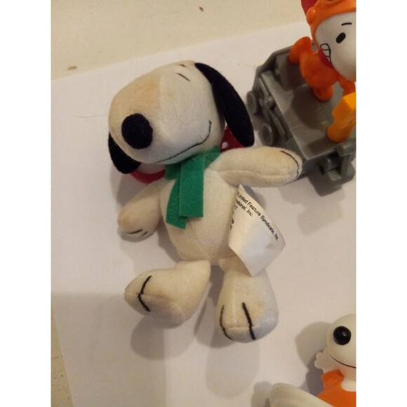 Snoopy McDonalds Happy Meal Toys Assortment of 5 Figures & 2 Books - Picture 6 of 16